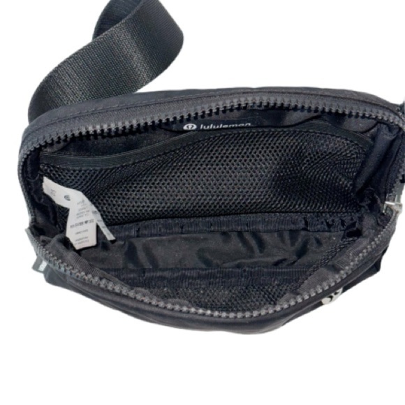 Lululemon Everywhere Belt Bag Black - Picture 8 of 10